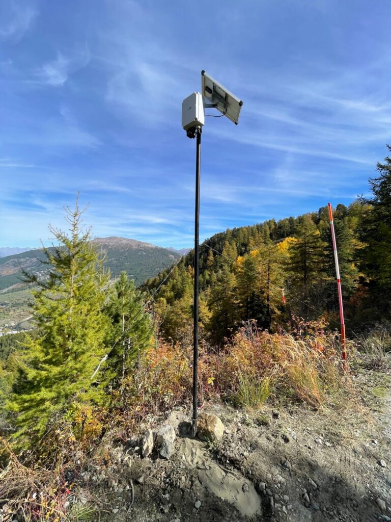 Il palo della webcam lungo la strada Claviere – Sagnalonga, con vista sulla valle